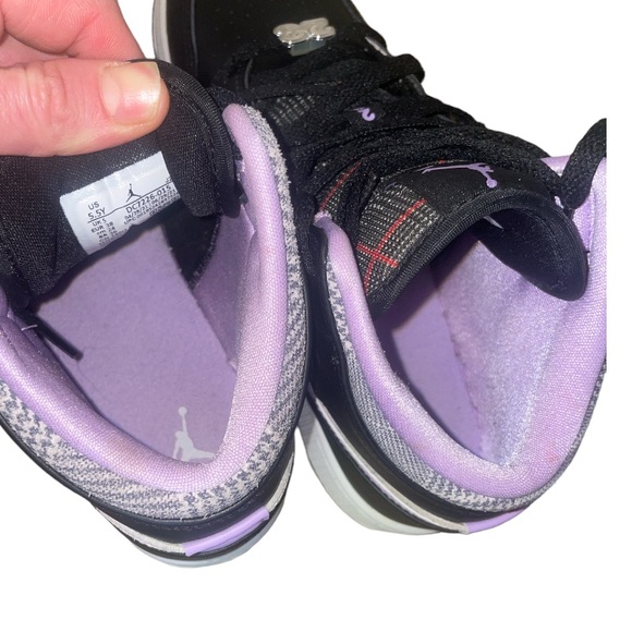 Nike Air Jordan 1 mid black/lilac/white LIKE NEW in BOX! Woman’s size 7. Kid 5.5 - Picture 4 of 10